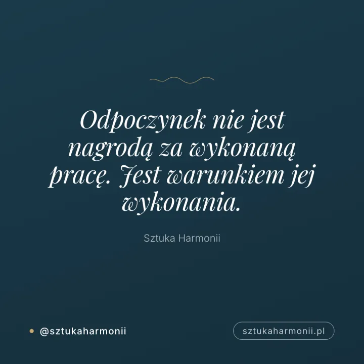 Ciemnozielona kwadratowa grafika z cytatem: odpoczynek nie jest nagrodą za wykonaną pracę, jest warunkiem jej wykonania.