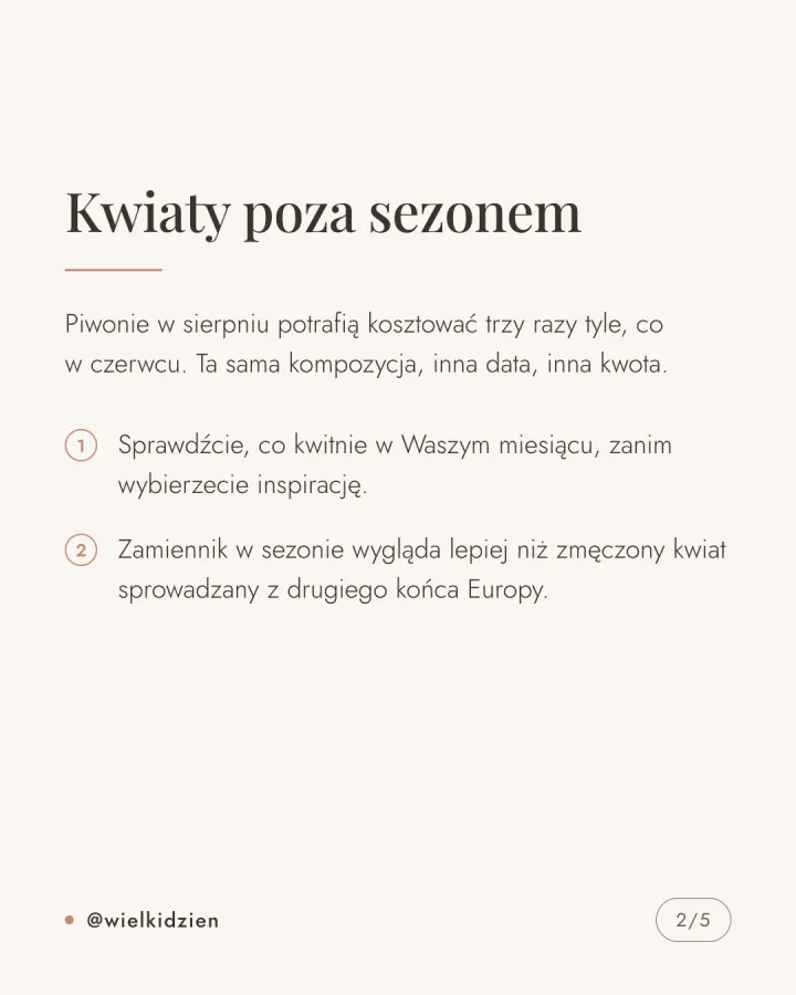 Karuzela pięciu grafik na kremowym tle wyjaśniających trzy najczęstsze przyczyny przekroczenia budżetu dekoracji ślubnych: kwiaty poza sezonem, dekorowanie każdego kąta, późne zmiany koncepcji. Slajd 2.