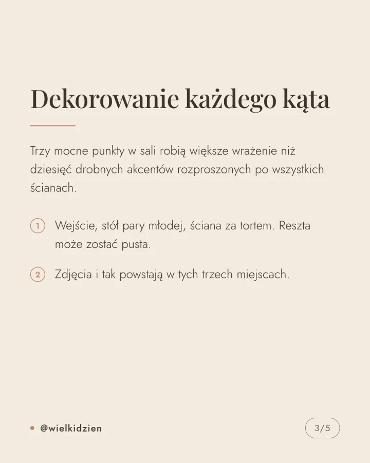 Karuzela pięciu grafik na kremowym tle wyjaśniających trzy najczęstsze przyczyny przekroczenia budżetu dekoracji ślubnych: kwiaty poza sezonem, dekorowanie każdego kąta, późne zmiany koncepcji. Slajd 3.
