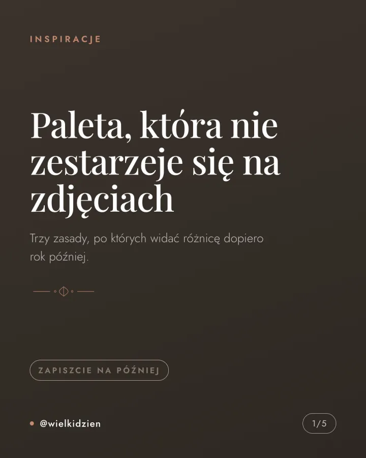 Karuzela pięciu grafik na kremowym tle z zasadami doboru palety kolorystycznej dekoracji ślubnych: ciepła biel jako baza, jeden kolor akcentowy, mosiądz zamiast srebra. Slajd 1.