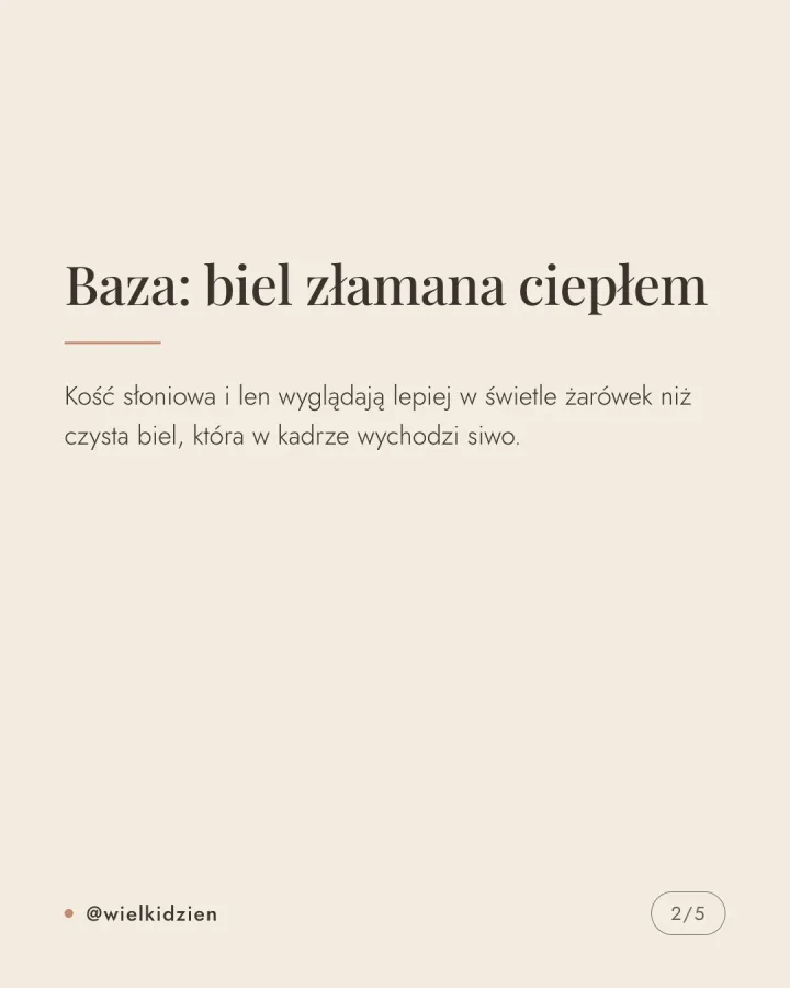 Karuzela pięciu grafik na kremowym tle z zasadami doboru palety kolorystycznej dekoracji ślubnych: ciepła biel jako baza, jeden kolor akcentowy, mosiądz zamiast srebra. Slajd 2.