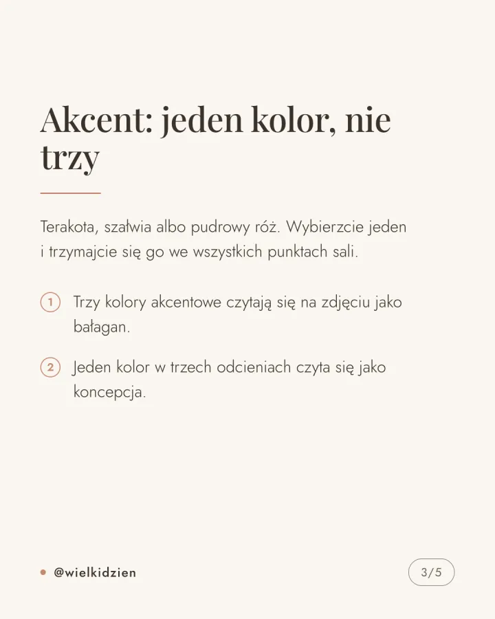 Karuzela pięciu grafik na kremowym tle z zasadami doboru palety kolorystycznej dekoracji ślubnych: ciepła biel jako baza, jeden kolor akcentowy, mosiądz zamiast srebra. Slajd 3.