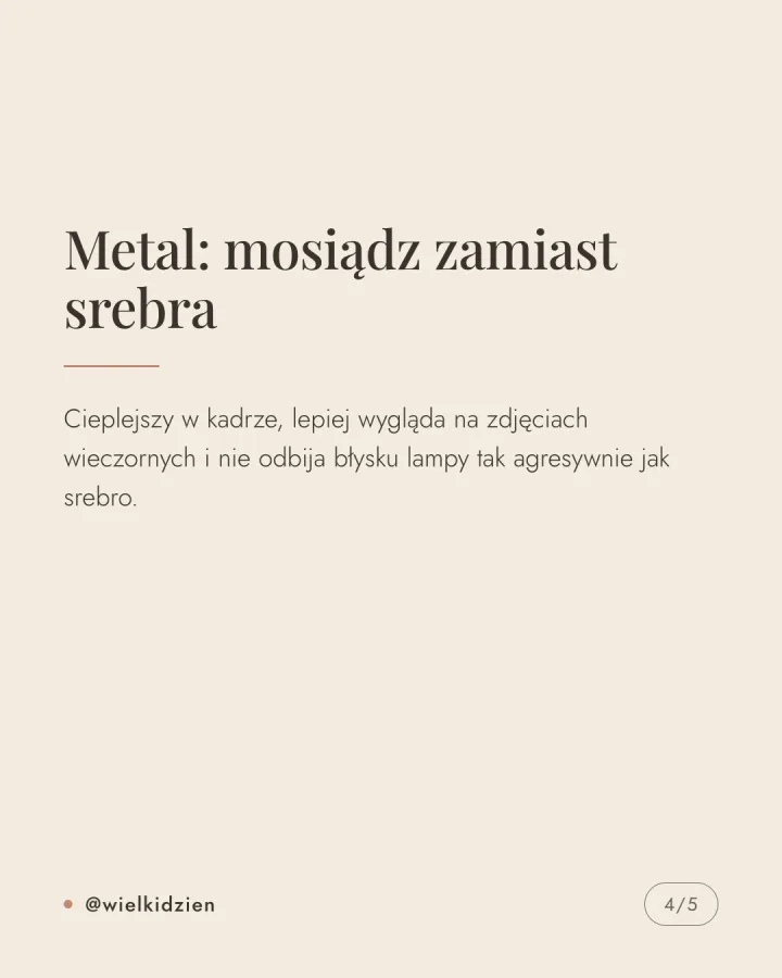 Karuzela pięciu grafik na kremowym tle z zasadami doboru palety kolorystycznej dekoracji ślubnych: ciepła biel jako baza, jeden kolor akcentowy, mosiądz zamiast srebra. Slajd 4.